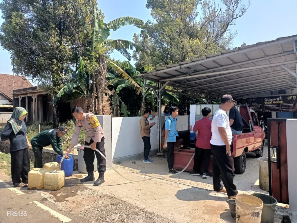 Bhabinkamtibmas Polsek Cibaliung Salurkan Bantuan Air Bersih Kepada Warga 2 WhatsApp Image 2023 10 27 at 13.44.39