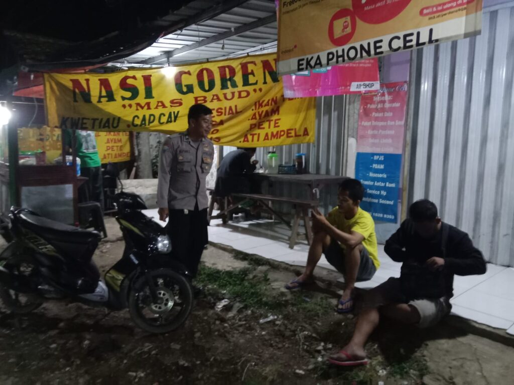 Polsek Cimanuk Lakukan Patroli Malam untuk Ciptakan Situasi Kamtibmas yang Aman dan Nyaman 9 WhatsApp Image 2023 10 27 at 14.20.49