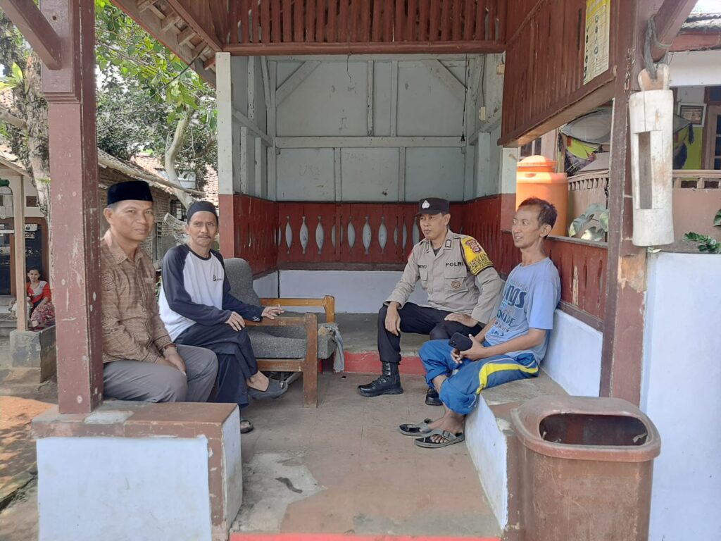 Bhabinkamtibmas Polsek Pandeglang Sambang Warga, Himbau Jaga Kamtibmas 10 WhatsApp Image 2023 10 27 at 14.33.46