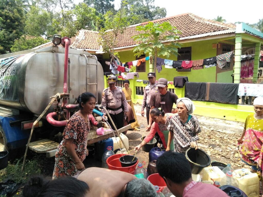 Polsek Carita Salurkan Bantuan Air Bersih kepada Warga Desa Tembong 5 WhatsApp Image 2023 10 27 at 15.49.37
