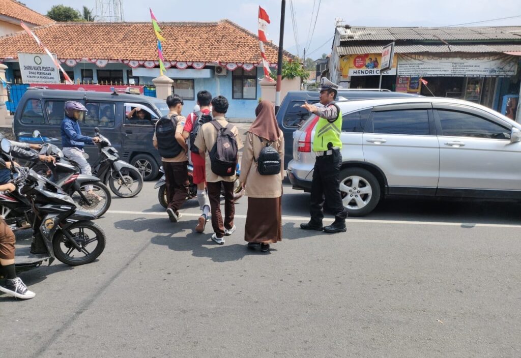 Polsek Pandeglang Amanahkan Arus Lalu Lintas di Dekat Mako Polsek 8 WhatsApp Image 2023 10 27 at 16.00.41