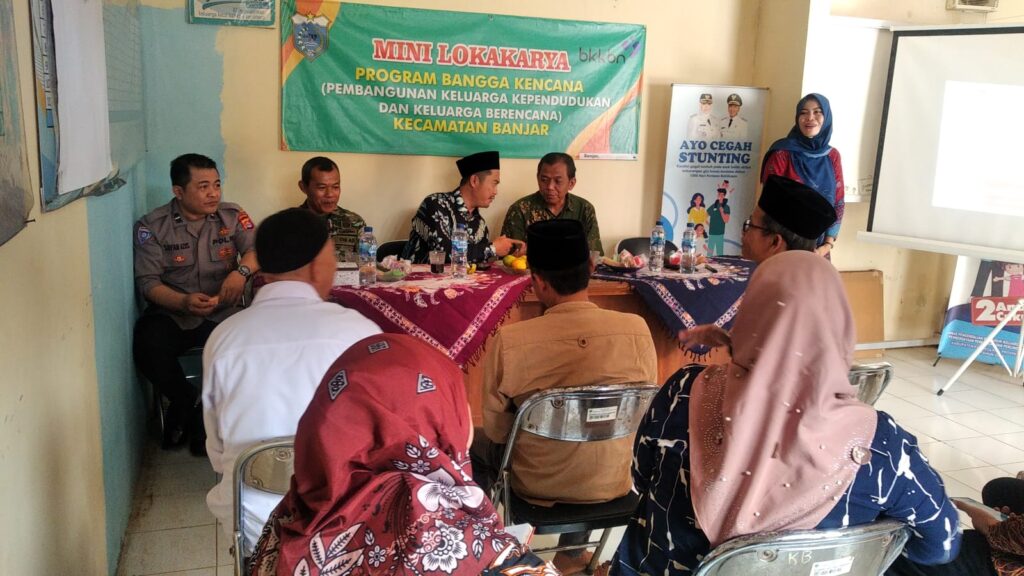 Bhabinkamtibmas Polsek Banjar Memeriahkan Mini Lokakarya Program Bangga Kencana 2 WhatsApp Image 2023 10 27 at 19.04.30