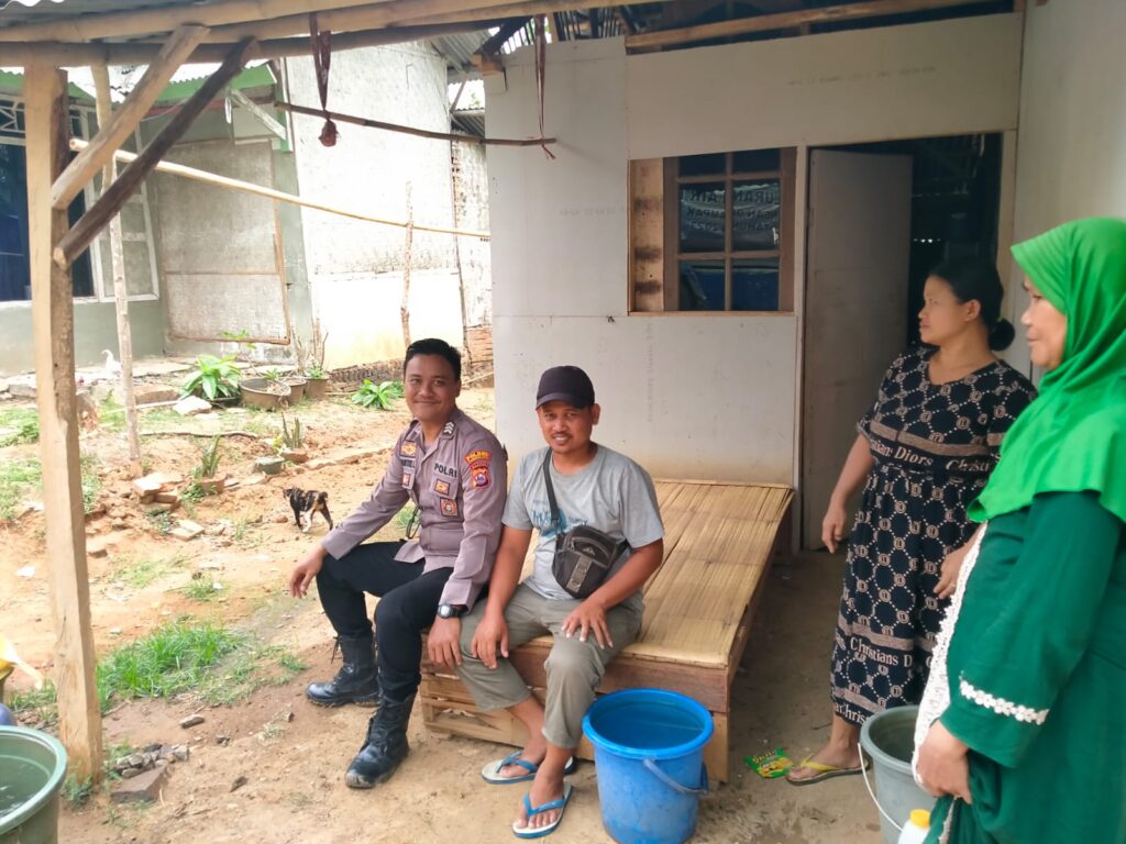 Sambangi Warga Dengan Door to door Sistem (DDS), Bhabinkamtibmas Polsek Angsana Berikan Pesan Kamtibmas 2 WhatsApp Image 2023 10 28 at 15.47.18