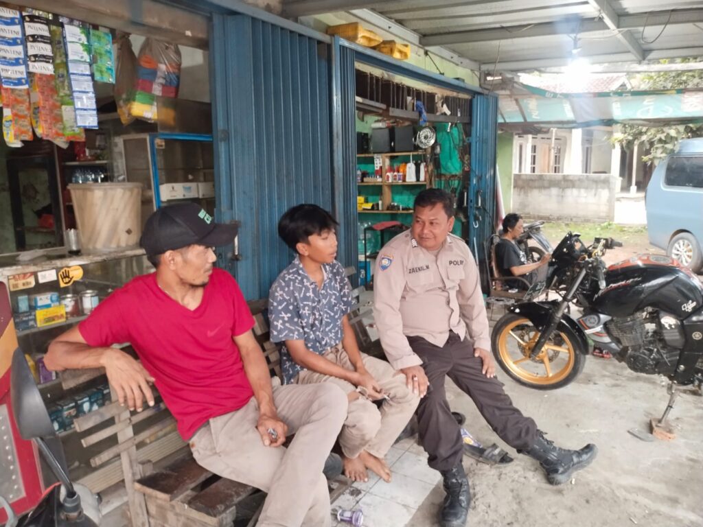 Polsek Saketi Bhabinkamtibmas Desa Cisata Melakukan Sambang DDS ke Warga Masyarakat 3 WhatsApp Image 2023 10 28 at 15.48.39