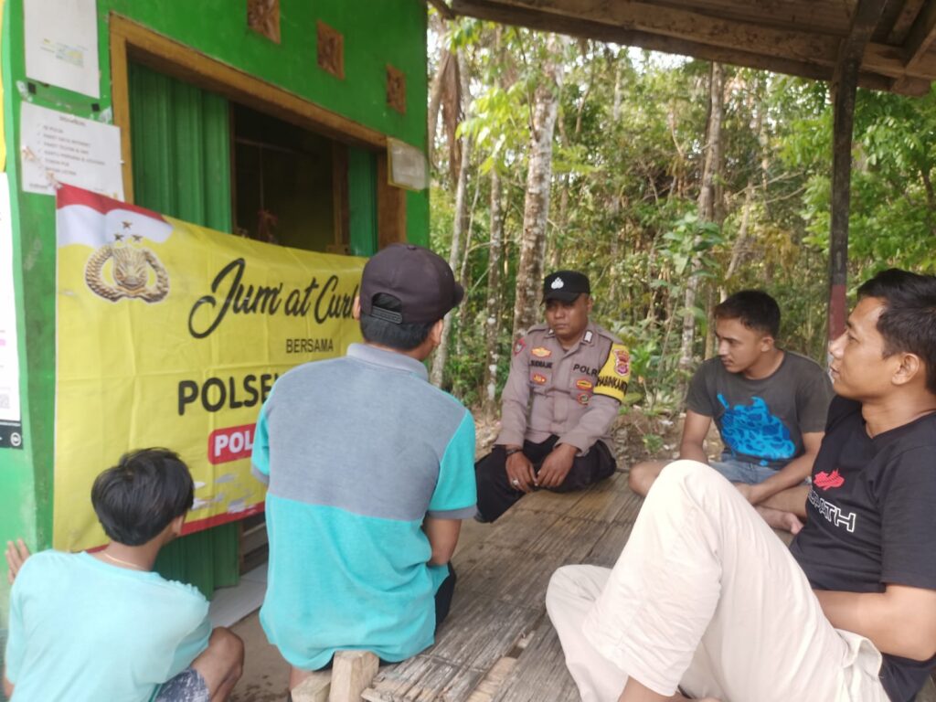 Bhabinkamtibmas Polsek Cimanggu Dukung Program 'Jumat Curhat' untuk Dengarkan Aspirasi Masyarakat di Desa Padasuka 4 WhatsApp Image 2023 10 28 at 15.51.07