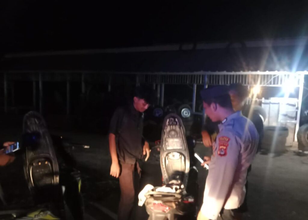 Bhabinkamtibmas Polsek Cikedal Mendekatkan Polri dengan Masyarakat Melalui Patroli Dialogis Malam Hari 5 WhatsApp Image 2023 10 28 at 15.53.47