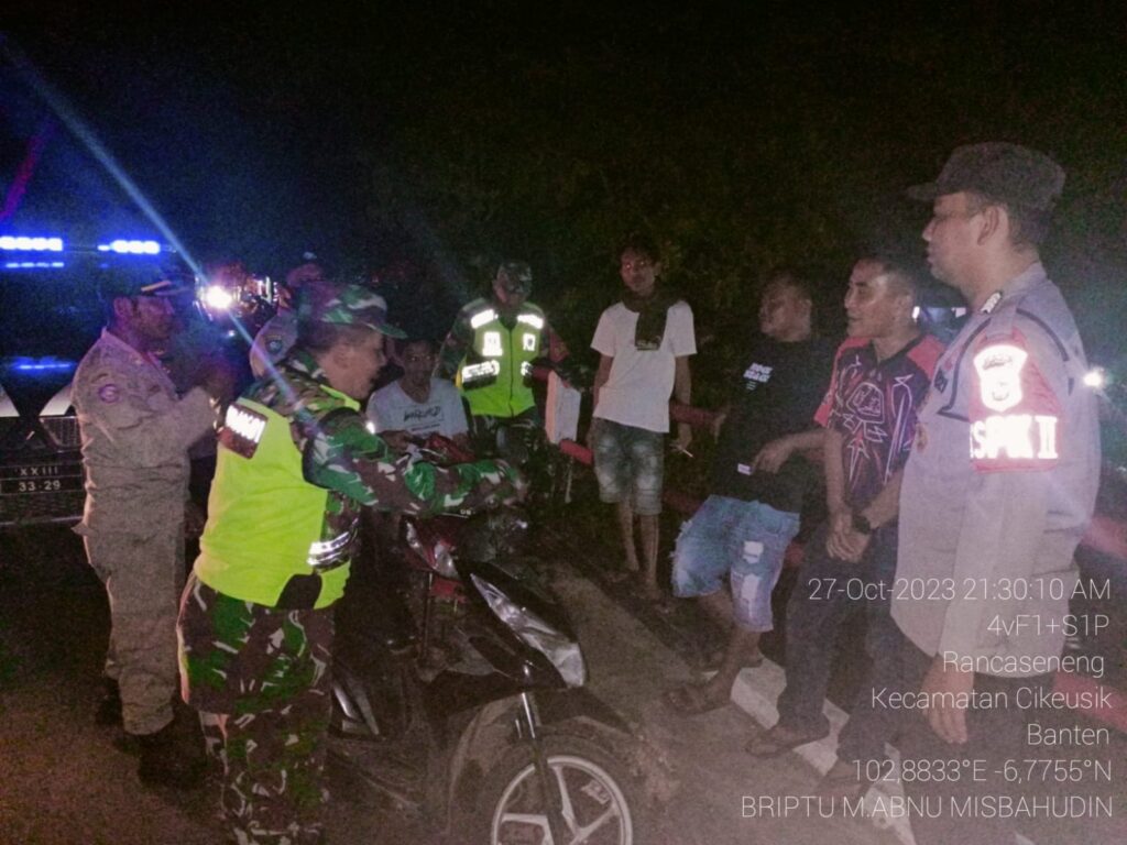 Polsek Cikeusik Melaksanakan Patroli Gabungan Sinergitas untuk Menciptakan Lingkungan Aman dan Kondusif 6 WhatsApp Image 2023 10 28 at 15.55.33