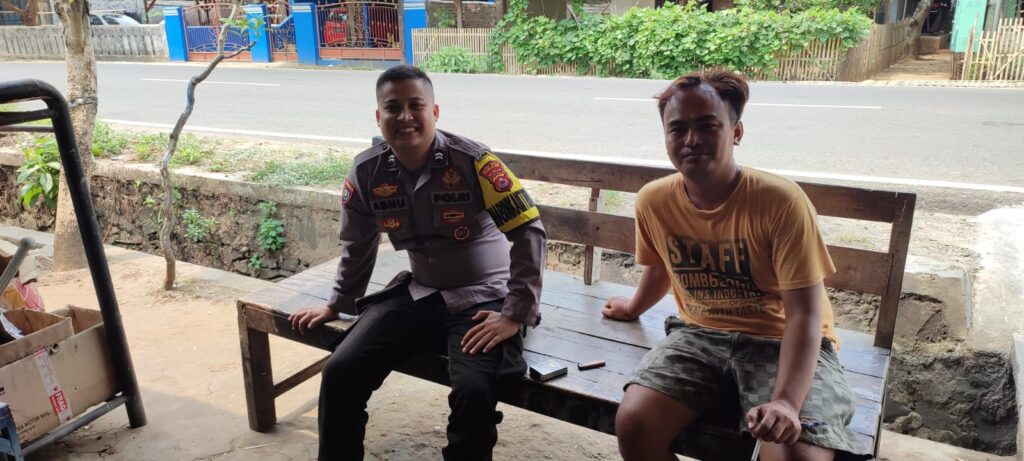 Bhabinkamtibmas Polsek Cikeusik Melakukan Sambang Door to Door untuk Mendukung Kamtibmas dan Menyerap Aspirasi Masyarakat 7 WhatsApp Image 2023 10 28 at 15.57.48