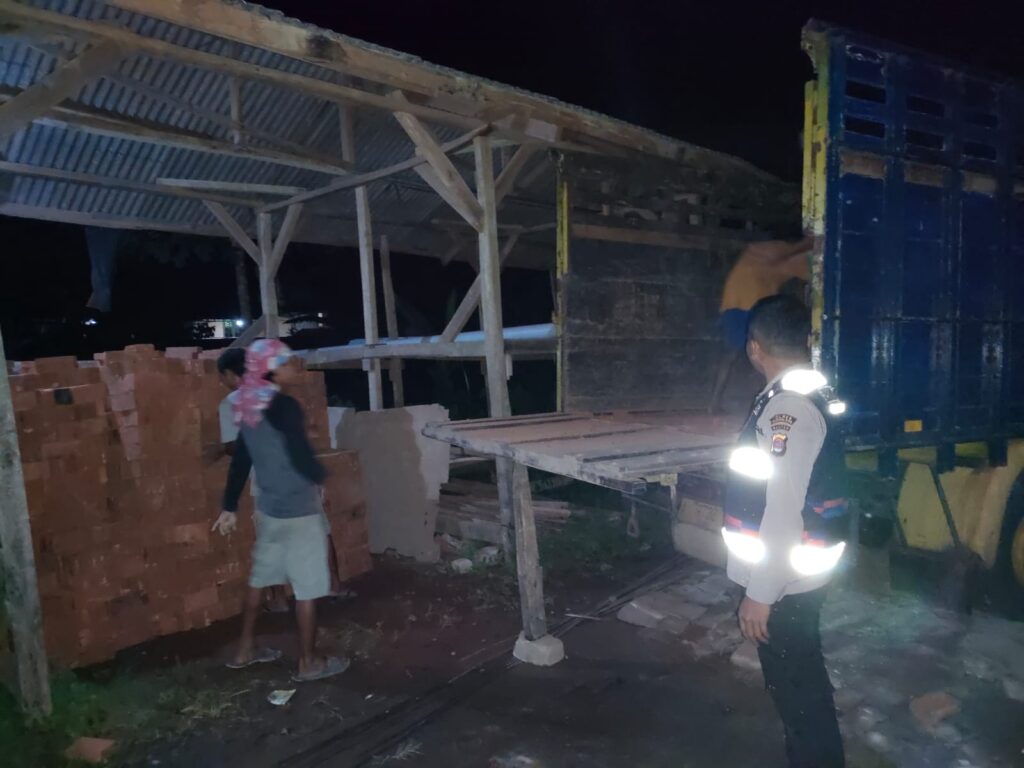 Polsek Pulosari Gelar Patroli Curas, Curat dan Curanmor (C3) dalam Upaya Menciptakan Keamanan dan Kondusif 9 WhatsApp Image 2023 10 28 at 16.03.38