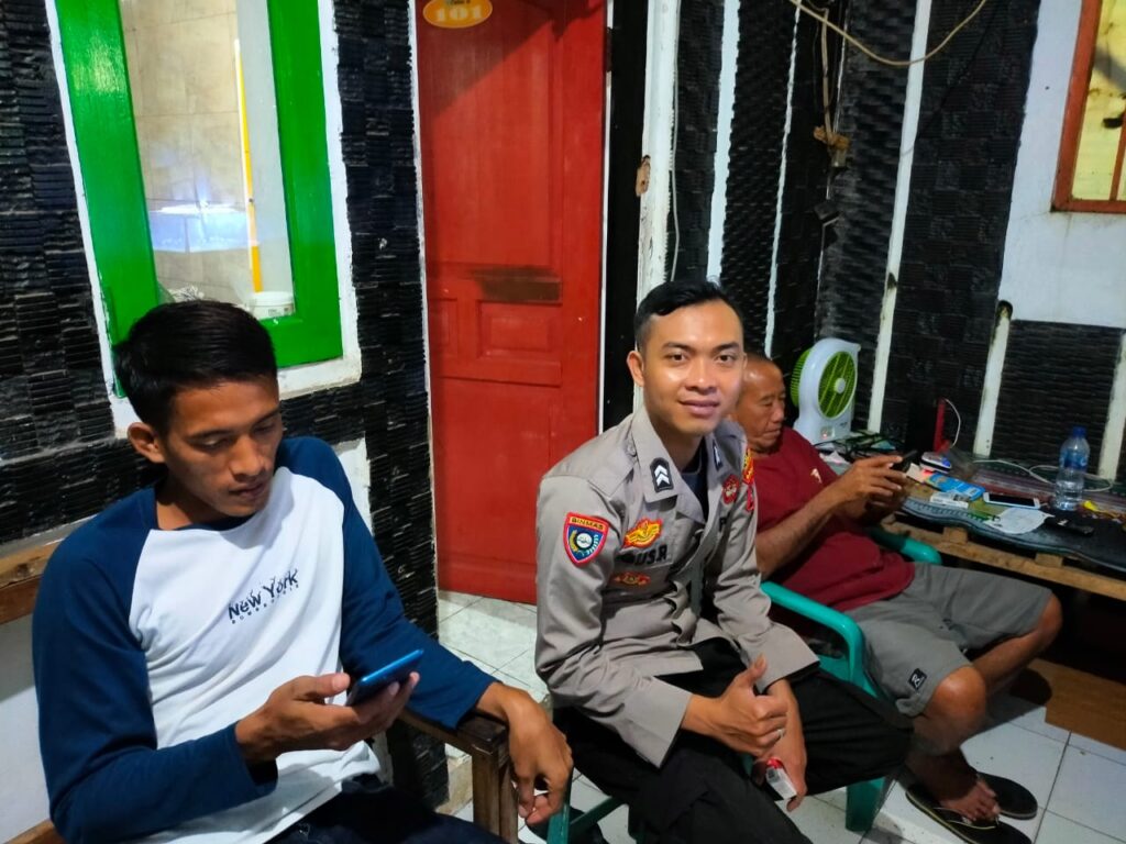 Anggota Polsek Panimbang Melaksanakan Kegiatan Rutin KRYD untuk Meningkatkan Komunikasi dan Kesadaran Kamtibmas 10 WhatsApp Image 2023 10 28 at 16.06.13
