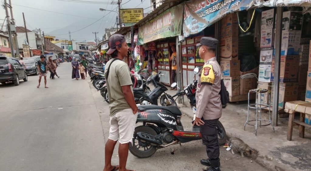 Pak Bhabin Polsek Menes Sambangi Pasar Tradisional dalam Kegiatan Patroli Dialogis 4 WhatsApp Image 2023 10 28 at 16.17.25