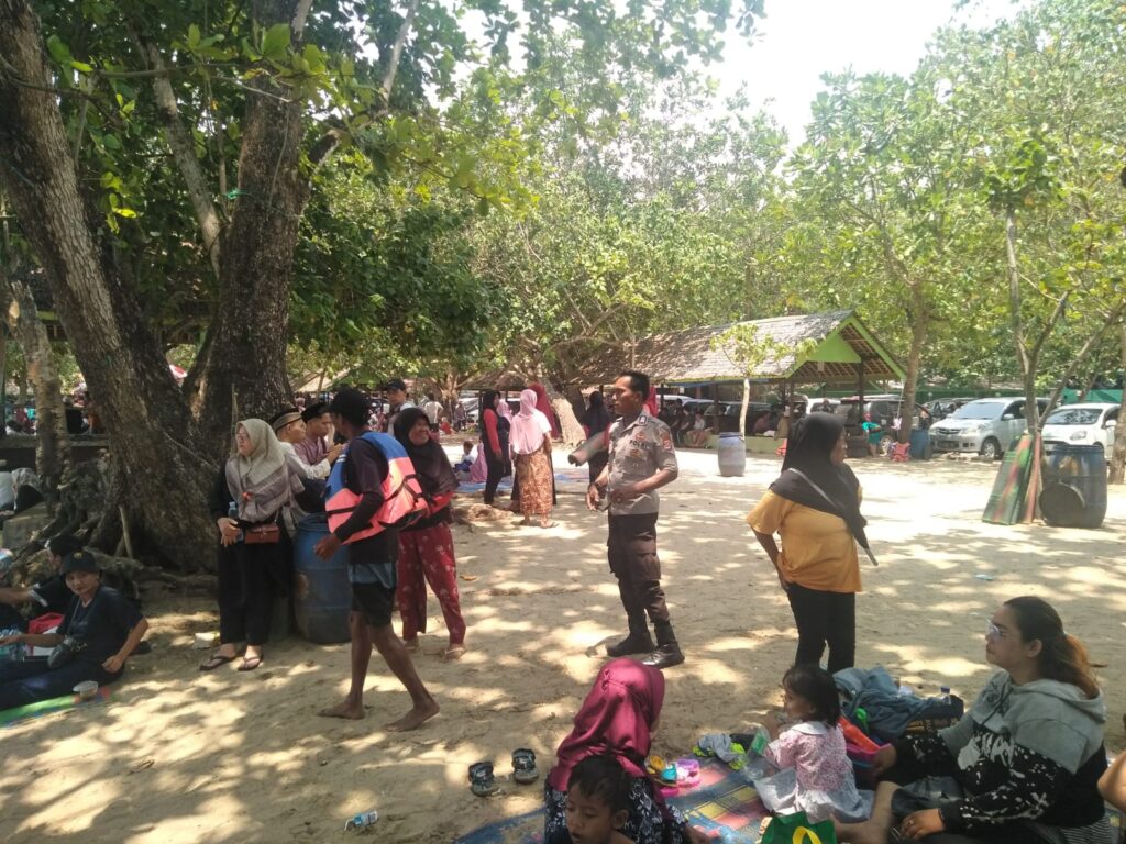 Polsek Carita Lakukan Pengamanan Lokasi Wisata untuk Menjaga Keamanan dan Ketertiban 6 WhatsApp Image 2023 10 28 at 16.21.05