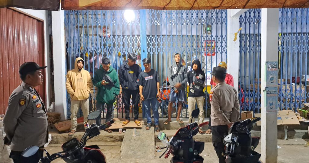 Polsek Sumur Terus Tingkatkan Patroli Malam Demi Keamanan Wilayah 3 WhatsApp Image 2023 10 29 at 07.19.53