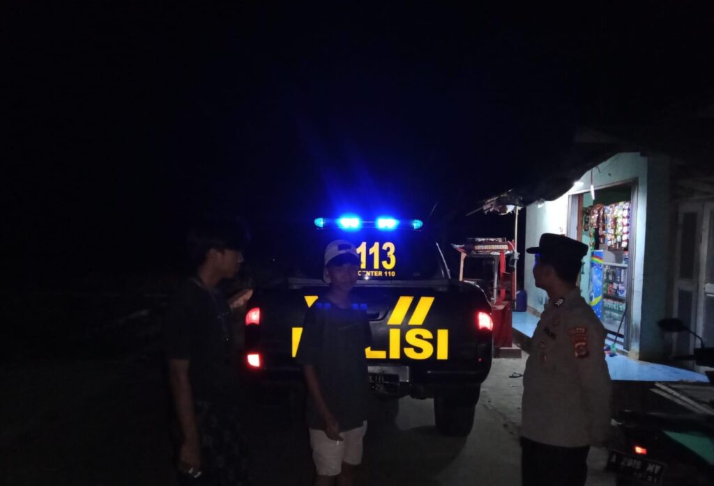 Polsek Cikedal Melaksanakan Patroli Blue Light Malam untuk Keamanan dan Ketertiban Masyarakat 4 WhatsApp Image 2023 10 29 at 07.28.13