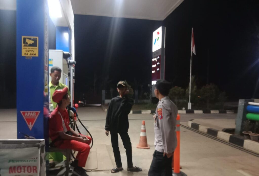 Patroli Polsek Cikedal: Cegah Gangguan Kamtibmas dan Pantau Stok BBM di SPBU 5 WhatsApp Image 2023 10 29 at 07.47.40