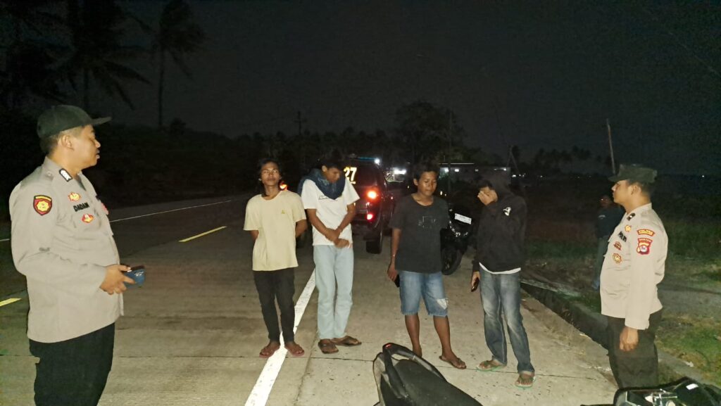 Polsek Sumur: Antisipasi Kenakalan Remaja dengan Patroli Rutin 6 WhatsApp Image 2023 10 29 at 07.58.35