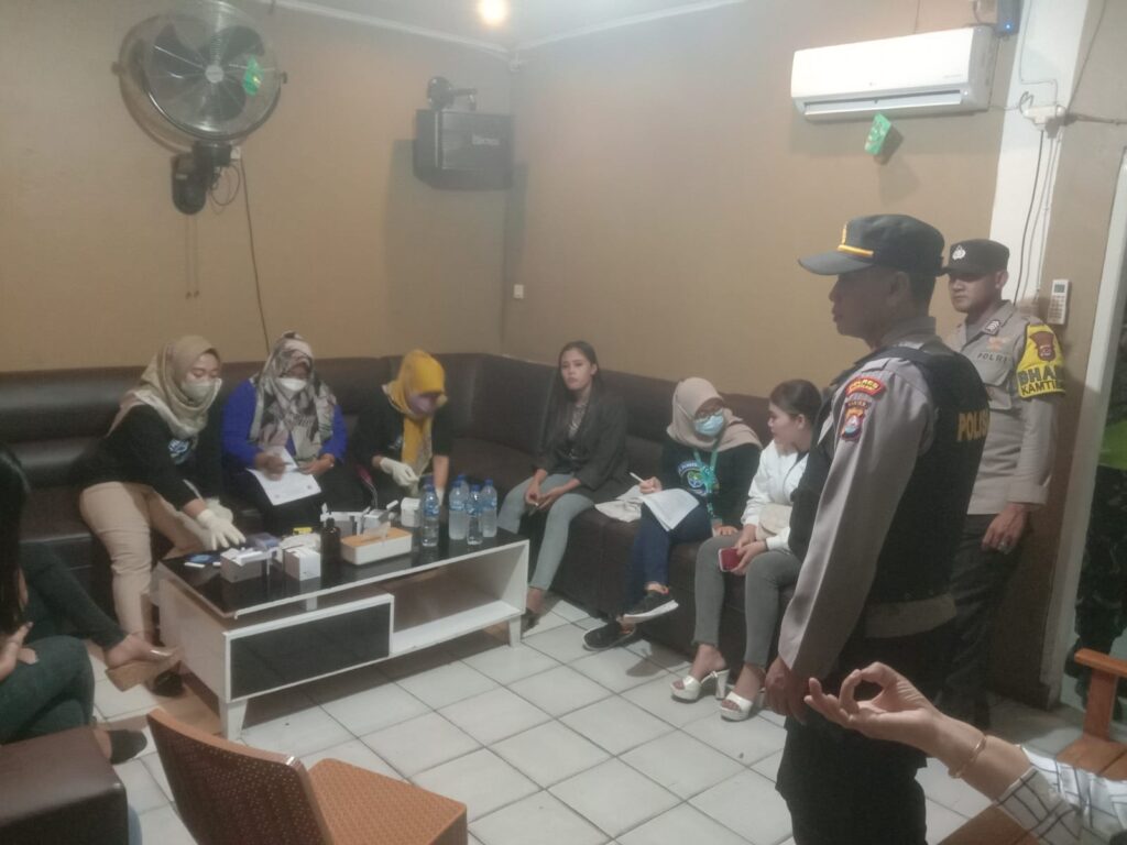 Polsek Carita dan Puskesmas UPT Carita Bersinergi Gelar Patroli Gabungan Mobile VCT 7 WhatsApp Image 2023 10 29 at 08.14.38