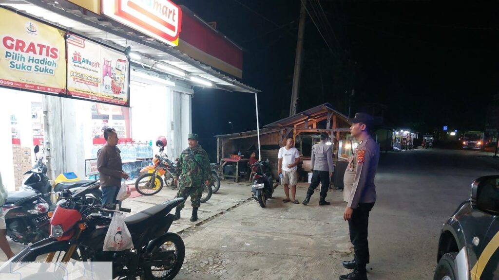 Polsek Cikeusik dan Koramil Cikeusik Gelar Patroli Bersama untuk Meningkatkan Kamtibmas 8 WhatsApp Image 2023 10 29 at 08.20.39