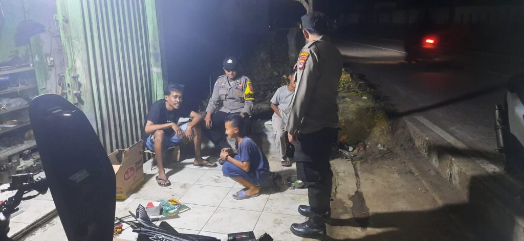 Patroli Dialogis Polsek Picung: Antisipasi Tindakan Kejahatan di Bengkel Motor 10 WhatsApp Image 2023 10 29 at 08.44.35
