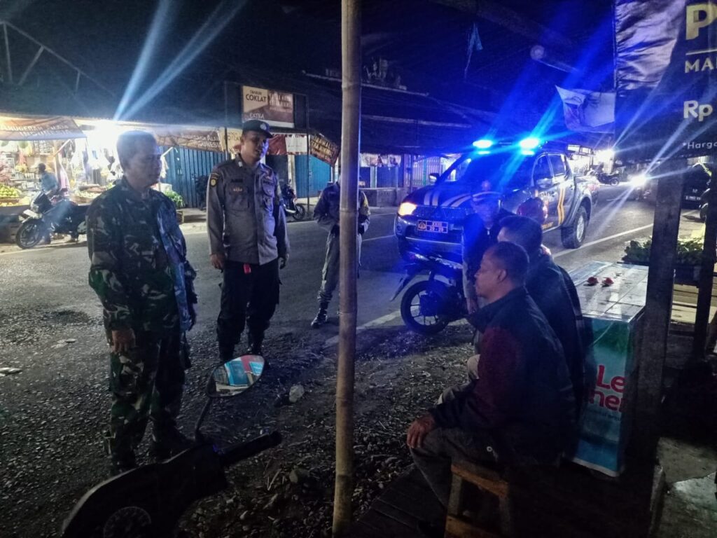 Patroli Gabungan Polsek Cibaliung: Memastikan Keamanan Wilayah di Malam Akhir Pekan 1 WhatsApp Image 2023 10 29 at 08.49.41