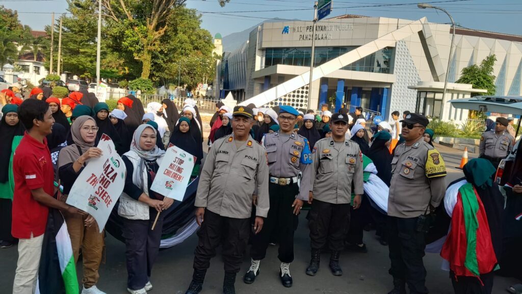Polsek Pandeglang Amankan Aksi Solidaritas Palestina di Alun-Alun Pandeglang 2 WhatsApp Image 2023 10 29 at 16.18.05