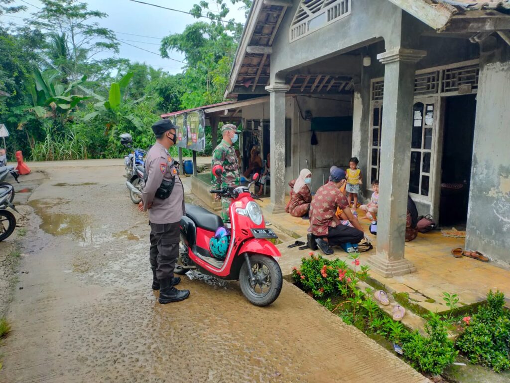 Bhabinkamtibmas Polsek Munjul Terus Dekatkan Diri dengan Warga melalui Patroli Dialogis 4 WhatsApp Image 2023 10 29 at 16.36.57