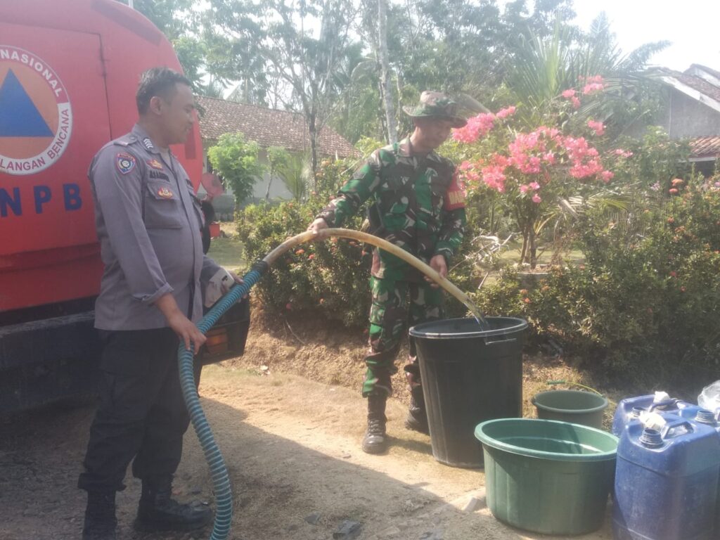 Bhabinkamtibmas Polsek Panimbang Salurkan Bantuan Air Bersih bagi Warga Terdampak Kekeringan 5 WhatsApp Image 2023 10 29 at 16.44.59