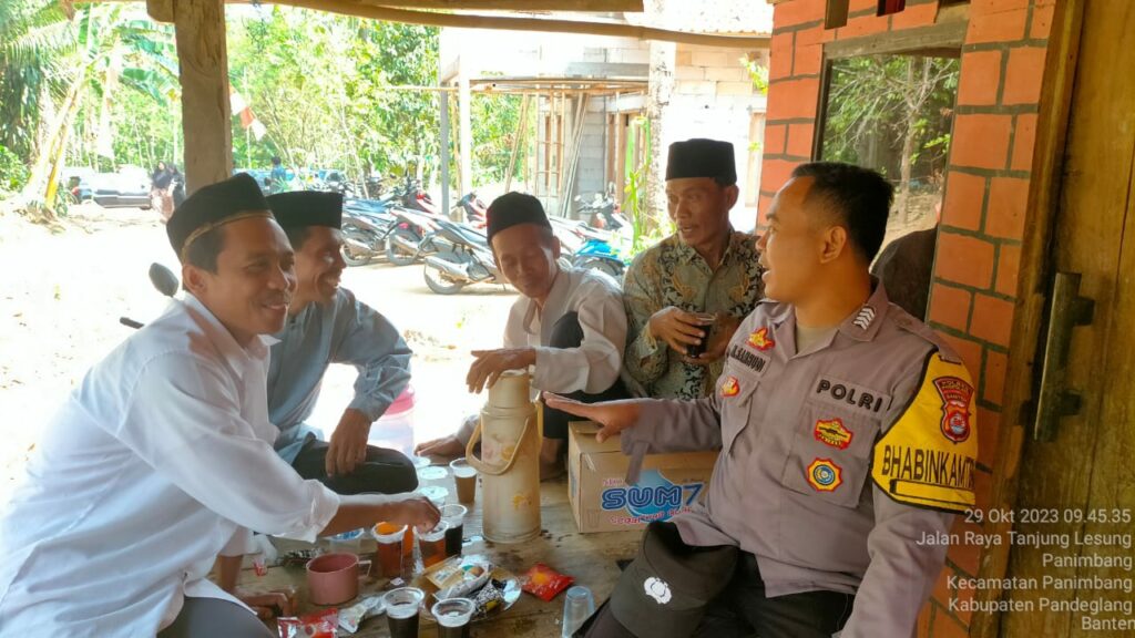 Polsek Panimbang Sambangi Warga untuk Sampaikan Pesan Kamtibmas 6 WhatsApp Image 2023 10 29 at 16.52.01