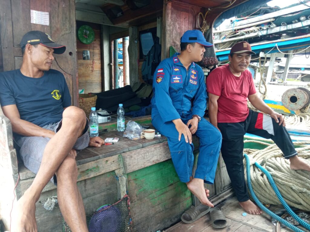 Polair Polres Pandeglang Himbau Nelayan untuk Jaga Keselamatan Saat Melaut 8 WhatsApp Image 2023 10 29 at 17.05.17