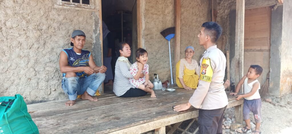 Bhabinkamtibmas Polsek Cimanggu Lakukan Kegiatan Door to Door System (DDS) di Desa Binaan 9 WhatsApp Image 2023 10 29 at 17.10.58