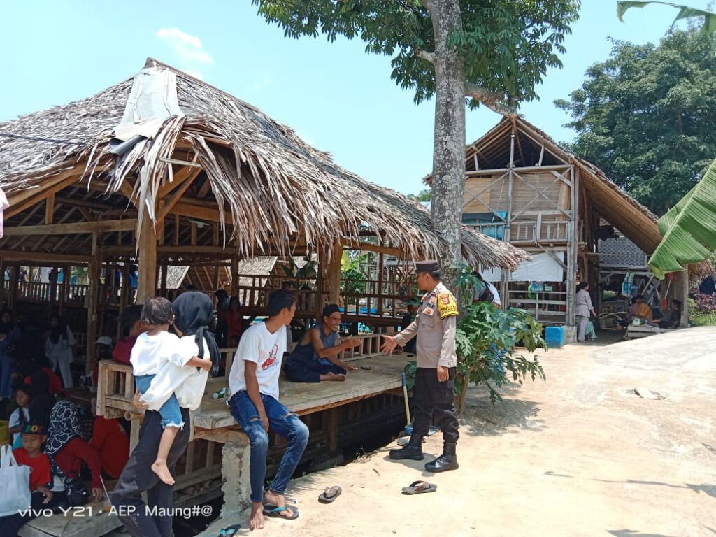 Polsek Cikedal Lakukan Patroli Pengamanan di Tempat Wisata Saung Bu Ende 1 WhatsApp Image 2023 10 29 at 17.25.46