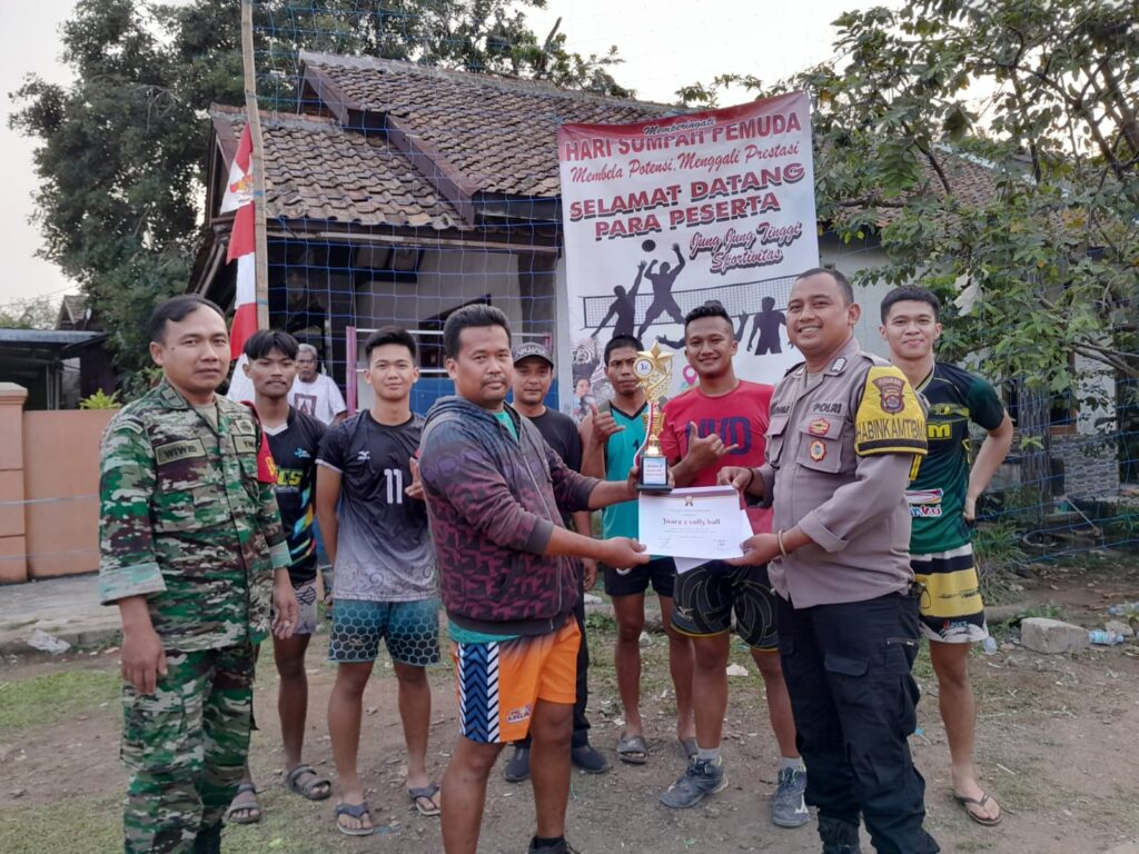 Bhabinkamtibmas Polsek Pandeglang Sambangi dan Monitor Turnamen Bola Voli di Kelurahan Kabayan 1 WhatsApp Image 2023 10 29 at 19.08.32