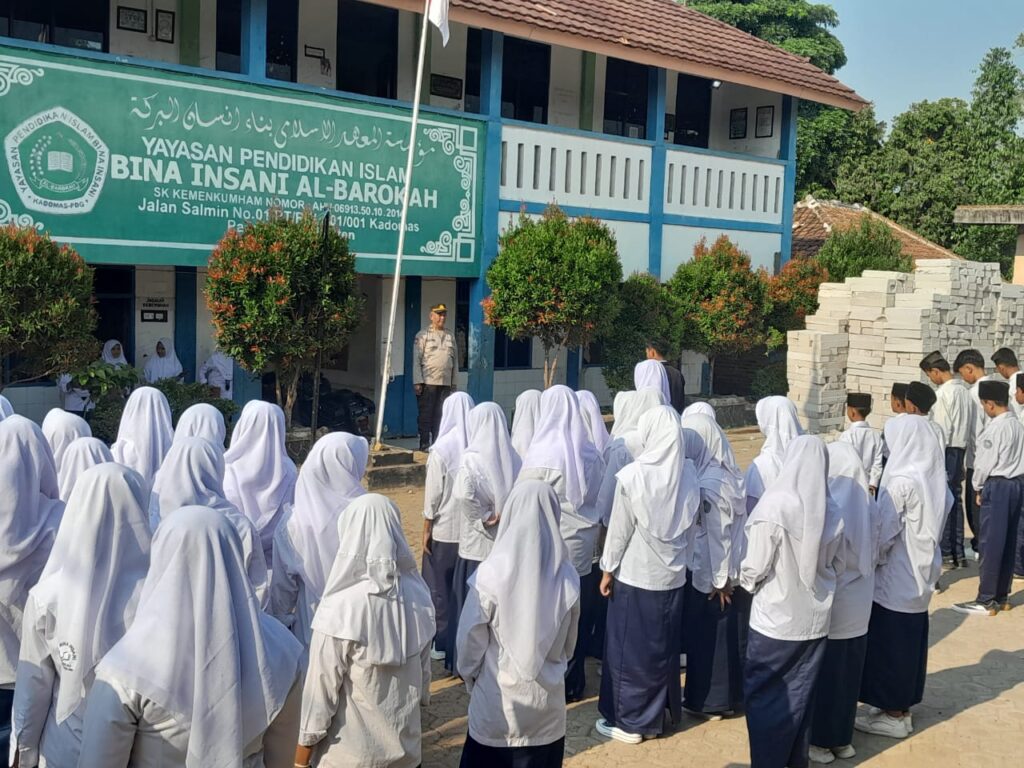 Polsek Pandeglang Gelar Upacara Bendera di Yayasan Pendidikan Islam Al-Barokah 6 WhatsApp Image 2023 10 30 at 10.12.24