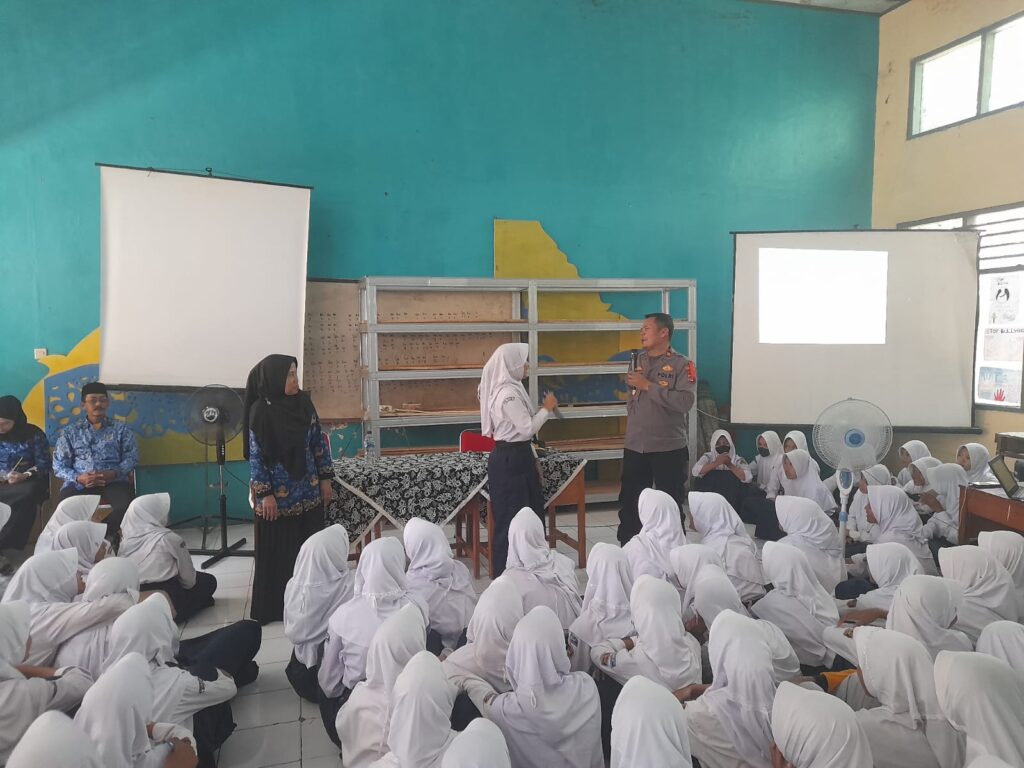 Polsek Banjar Gelar Pembinaan dan Penyuluhan Pencegahan Kenakalan Remaja kepada Siswa SMPN 1 Banjar 7 WhatsApp Image 2023 10 30 at 13.28.33