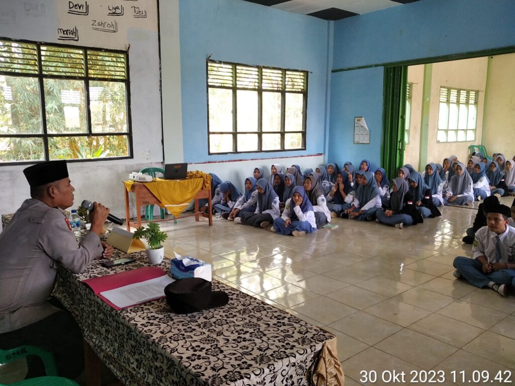 Polsek Menes Gelar Sosialisasi Bahaya Narkoba di SMK Malnu Pusat Menes 8 WhatsApp Image 2023 10 30 at 13.37.09