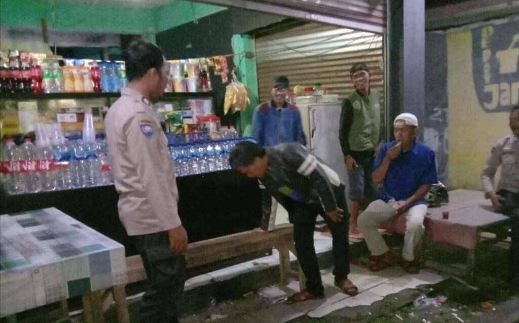 Polsek Bojong Gelar Patroli Malam untuk Meningkatkan Keamanan dan Ketertiban Masyarakat 10 WhatsApp Image 2023 10 30 at 19.09.45