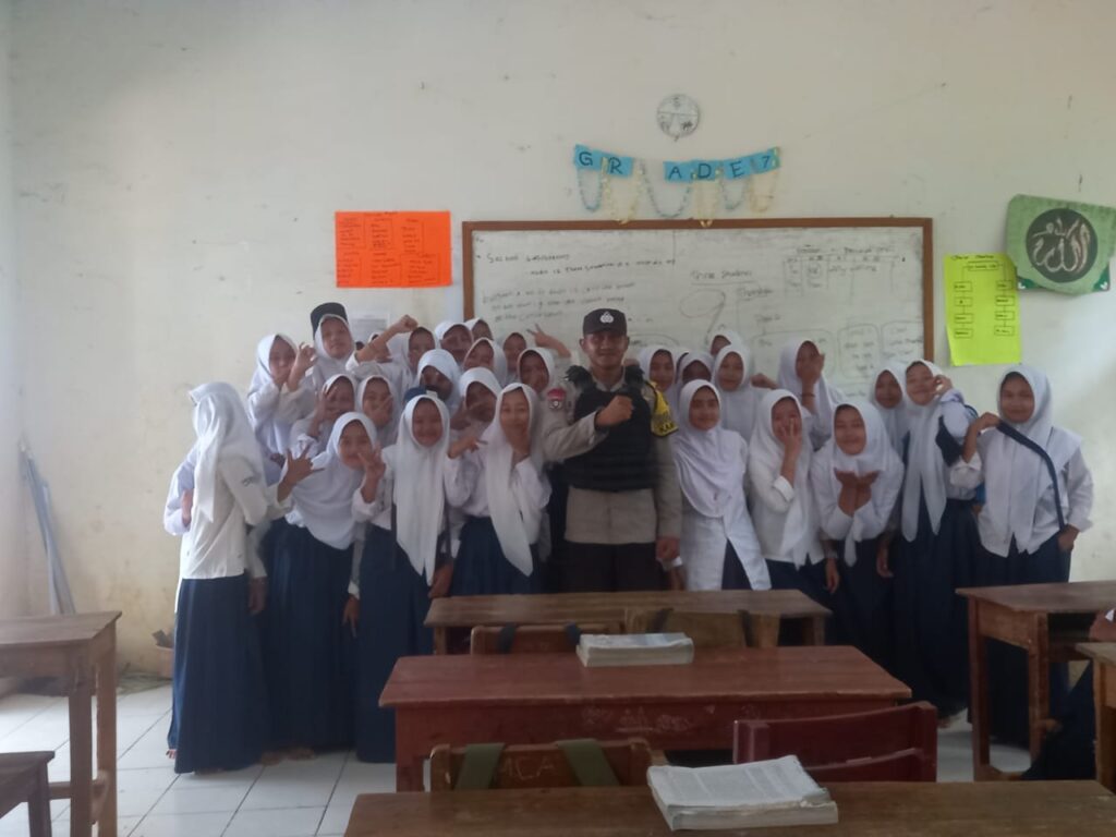Bhabinkamtibmas Polsek Carita Berikan Penyuluhan di SMPN 2 Carita untuk Cegah Kenakalan Remaja 4 WhatsApp Image 2023 10 30 at 19.11.49