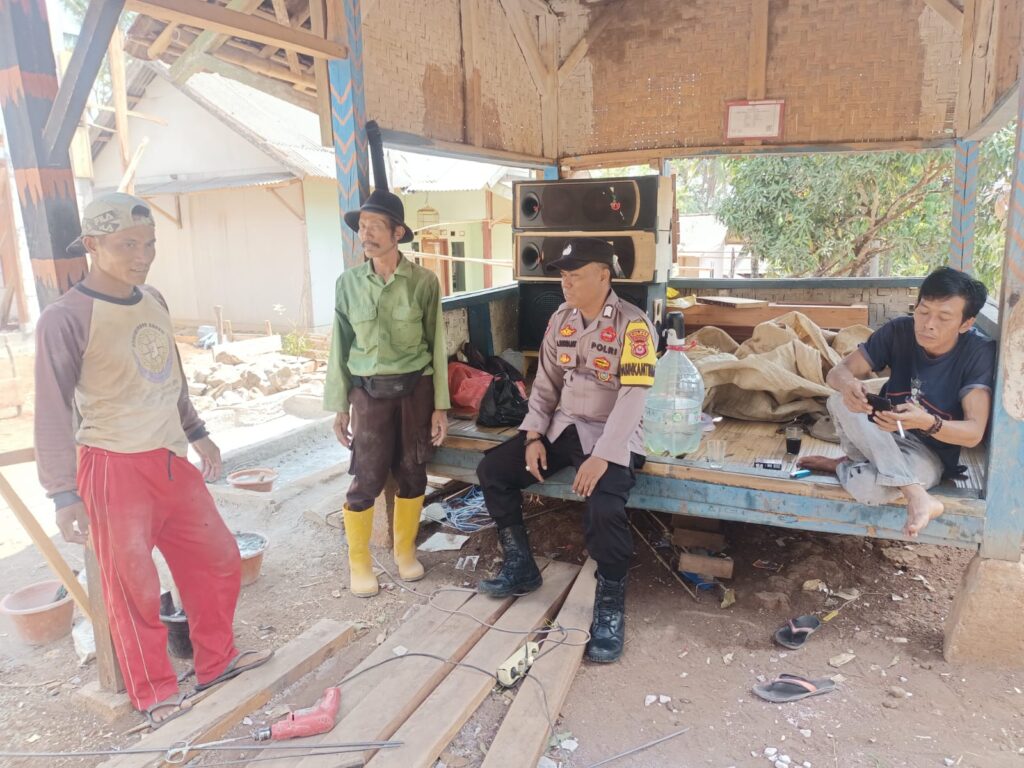 Bhabinkamtibmas Polsek Cimanggu Ajak Warga Jaga Kamtibmas melalui Silaturahmi 5 WhatsApp Image 2023 10 30 at 21.31.24