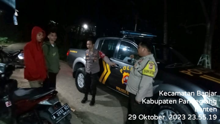 Polsek Banjar Gelar Patroli Malam Intensif untuk Pencegahan Gangguan Kamtibmas 6 WhatsApp Image 2023 10 30 at 21.33.09