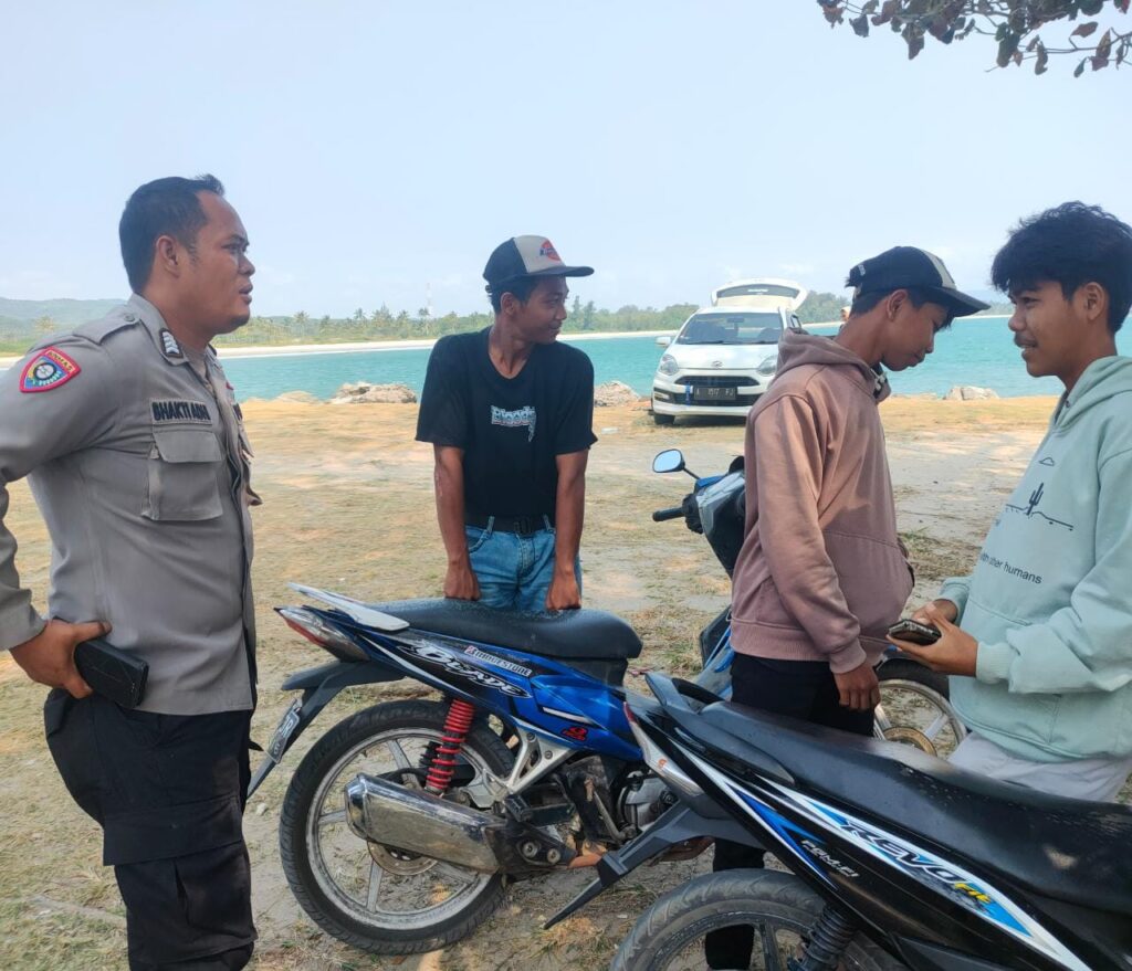 Polsek Cigeulis Pantau Keamanan di Pantai Bugel untuk Mencegah Kejadian Berenang yang Membahayakan 8 WhatsApp Image 2023 10 30 at 21.37.31