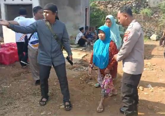 Bhabinkamtibmas Polsek Pulosari Terus Membina Kekompakan dengan Warga di Desa Kadu Hejo 2 WhatsApp Image 2023 10 31 at 19.32.37