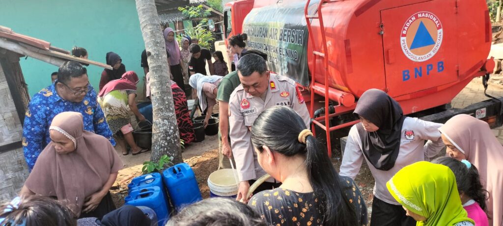 Polsek Bojong dan Dinas BPBD Kabupaten Pandeglang Bekerja Sama Distribusikan Air Bersih kepada Warga Terdampak Kekeringan 4 WhatsApp Image 2023 10 31 at 19.36.34
