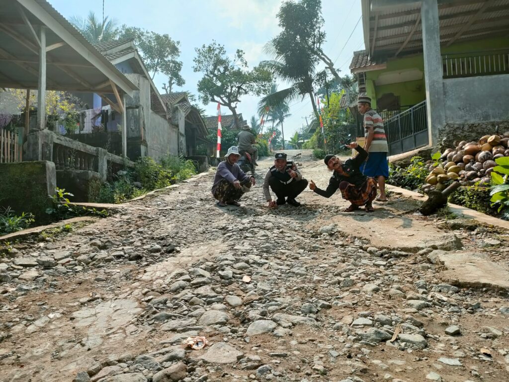 Bhabinkamtibmas Polsek Pulosari Sambangi Warga dan Berikan Himbauan Kamtibmas 5 WhatsApp Image 2023 11 02 at 17.36.11
