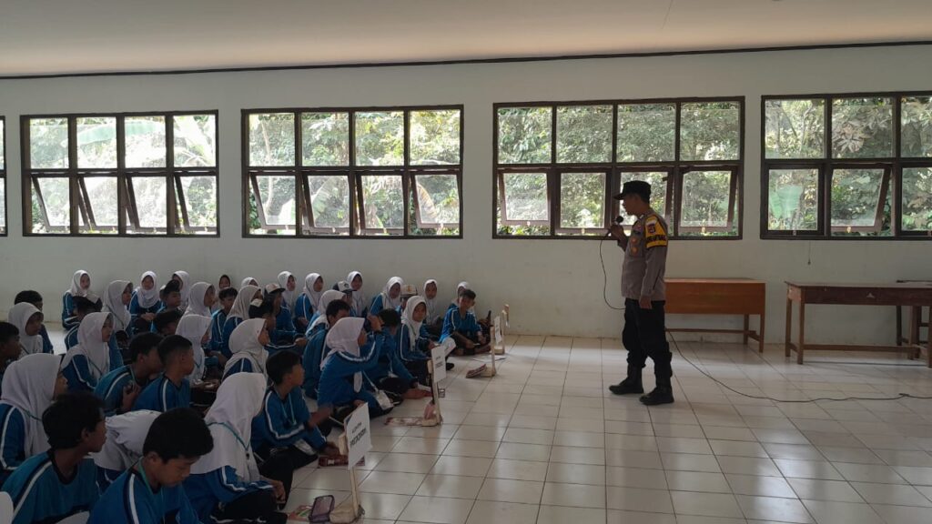 Bhabinkamtibmas Polsek Pandeglang Lakukan Himbauan dan Binluh kepada Siswa SMP Negeri 5 Pandeglang 2 WhatsApp Image 2023 11 02 at 17.45.02