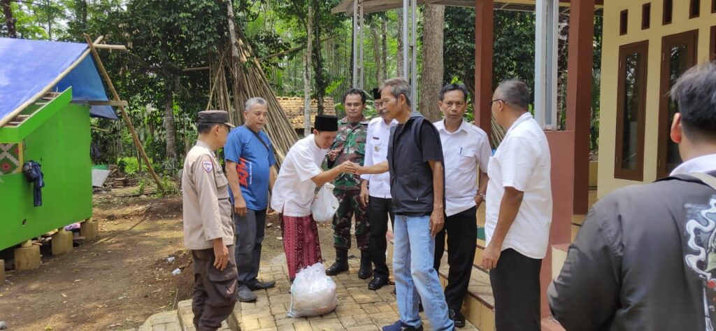 Bhabinkamtibmas Polsek Pandeglang Bantu Pendistribusian Bantuan Sembako kepada Korban Pohon Tumbang 10 WhatsApp Image 2023 11 02 at 17.46.38