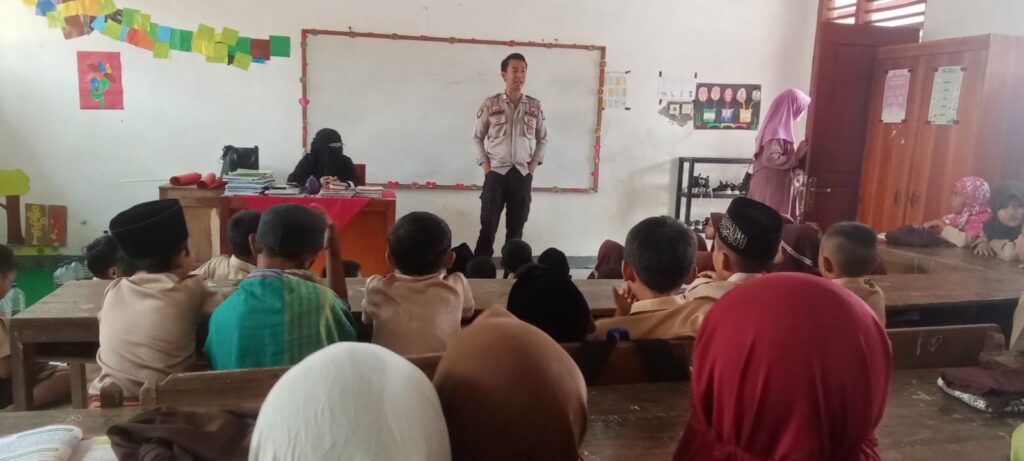 Bhabinkamtibmas Polsek Cigeulis Sosialisasi Anti Bullying 1 WhatsApp Image 2023 11 03 at 11.31.08