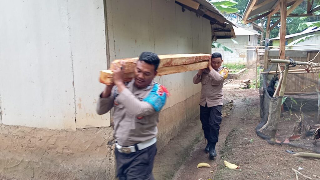 Polsek Carita Bantu Warga yang Membutuhkan dalam Pembangunan Rumah 10 WhatsApp Image 2023 11 03 at 21.01.05