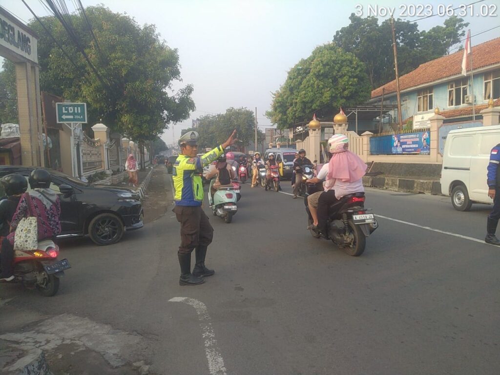 Polsek Pandeglang Rutin Gelar Pengaturan Lalulintas Demi Keamanan dan Ketertiban 1 WhatsApp Image 2023 11 04 at 18.45.40