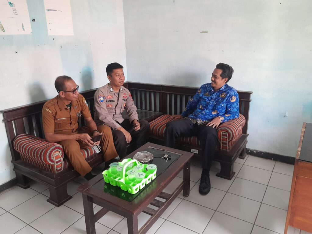 Bhabinkamtibmas Polsek Pandeglang Gelar Kunjungan ke Lurah dan Staf Kelurahan Kadomas 3 WhatsApp Image 2023 11 04 at 18.50.52