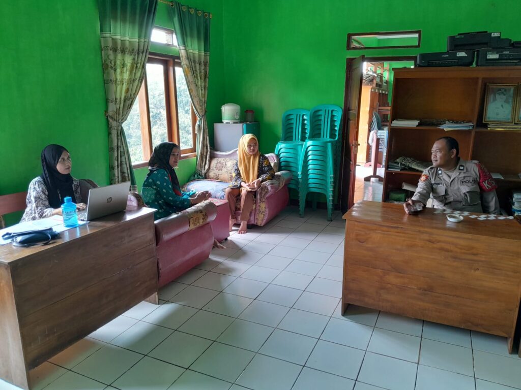 Polsek Menes Terus Jalin Komunikasi dengan Masyarakat dalam Upaya Mempertahankan Kamtibmas 4 WhatsApp Image 2023 11 04 at 18.51.53